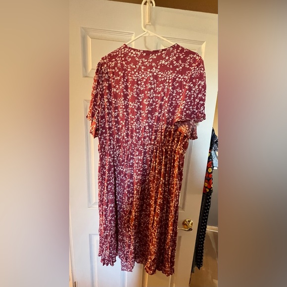 BloomChic classic ditzy print in dusty rose. Almost maxi in length, pockets! - Picture 3 of 5